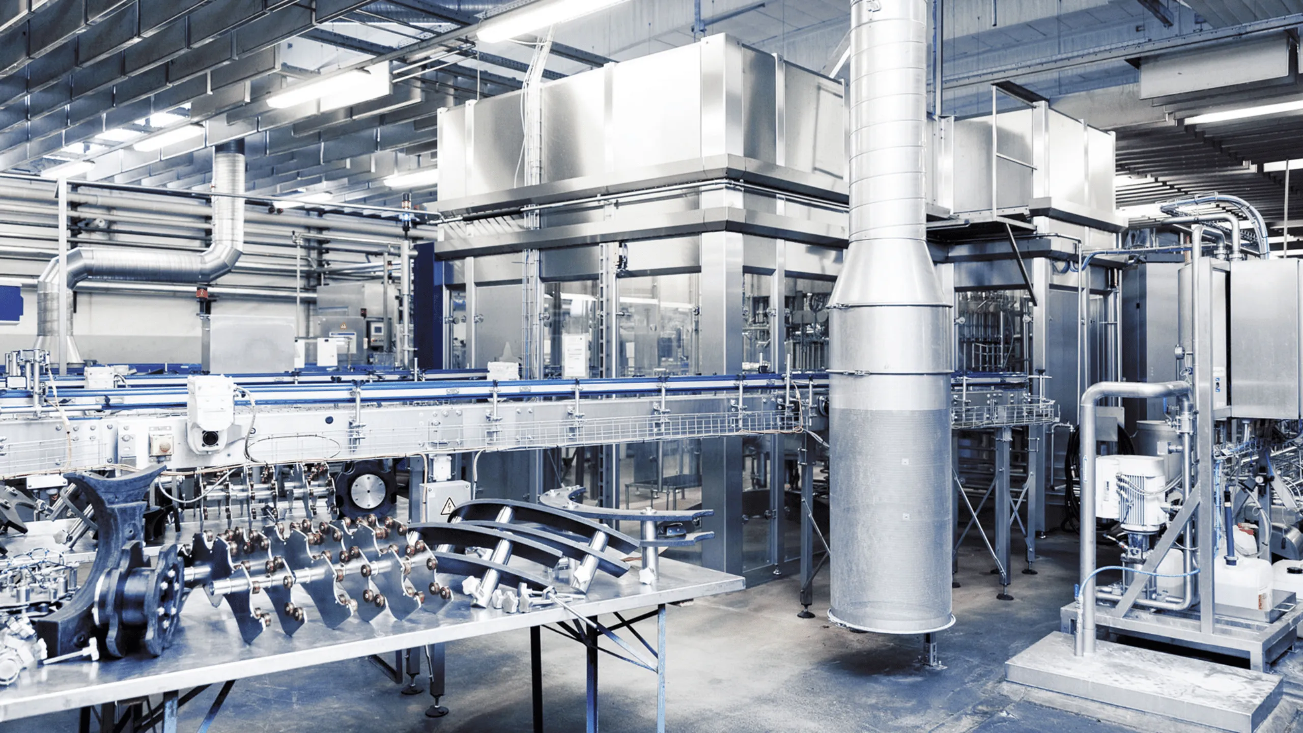 Symbolic image of airinotec GmbH at Abacus alpha: Modern industrial production plant with conveyor belt and ventilation system from Airinotec