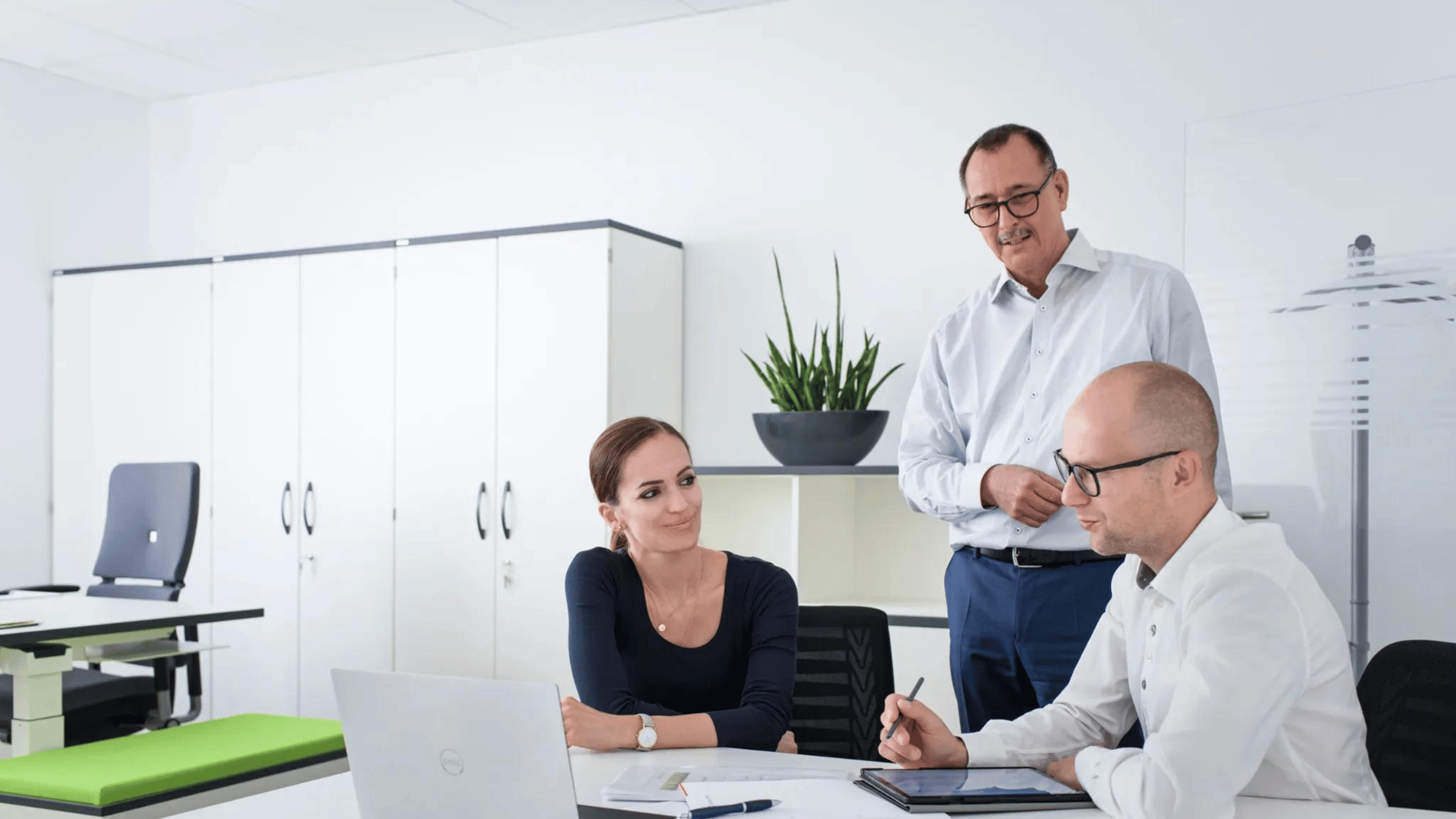 Das Team von Abacus Alpha bei einer Besprechung in einem modernen Büro. Wachstumsfinanzierung und Investitionsmöglichkeiten stehen im Fokus, während professionelle Zusammenarbeit und strategische Planung sichtbar werden.
