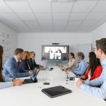 Das Team vom Impact Investor Abacus alpha an einem Konferenztisch.