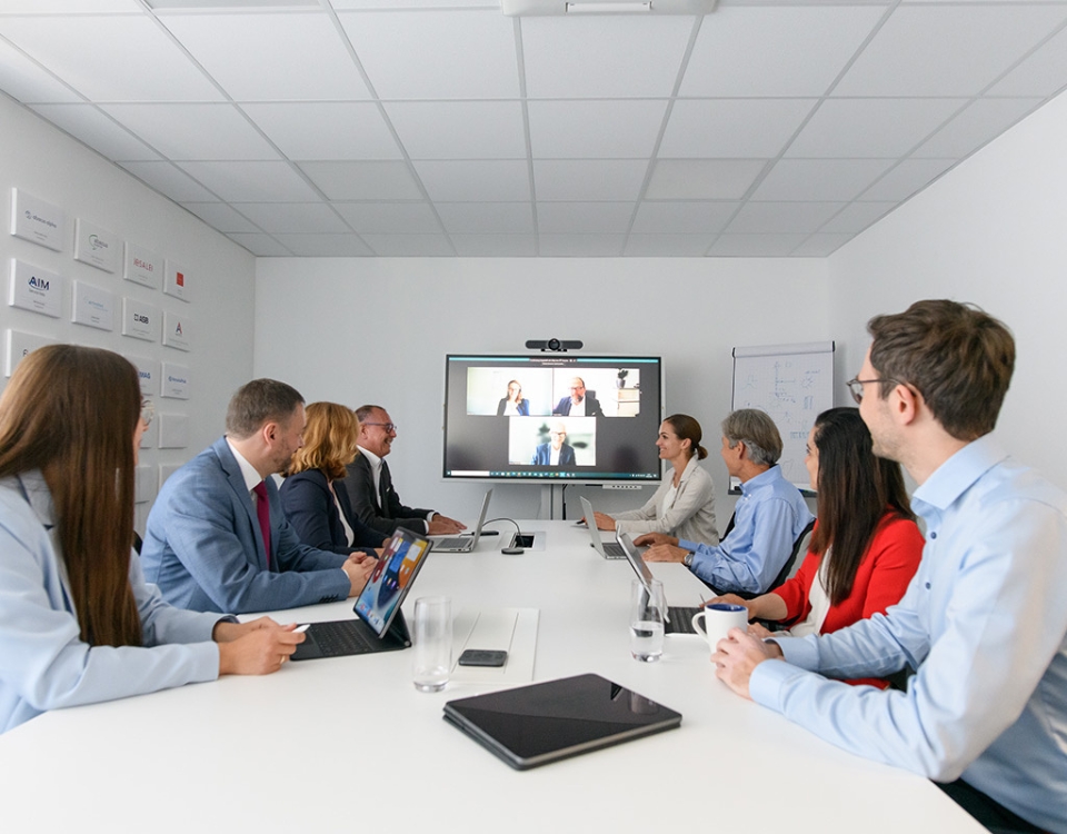 Das Team vom Impact Investor Abacus alpha an einem Konferenztisch.