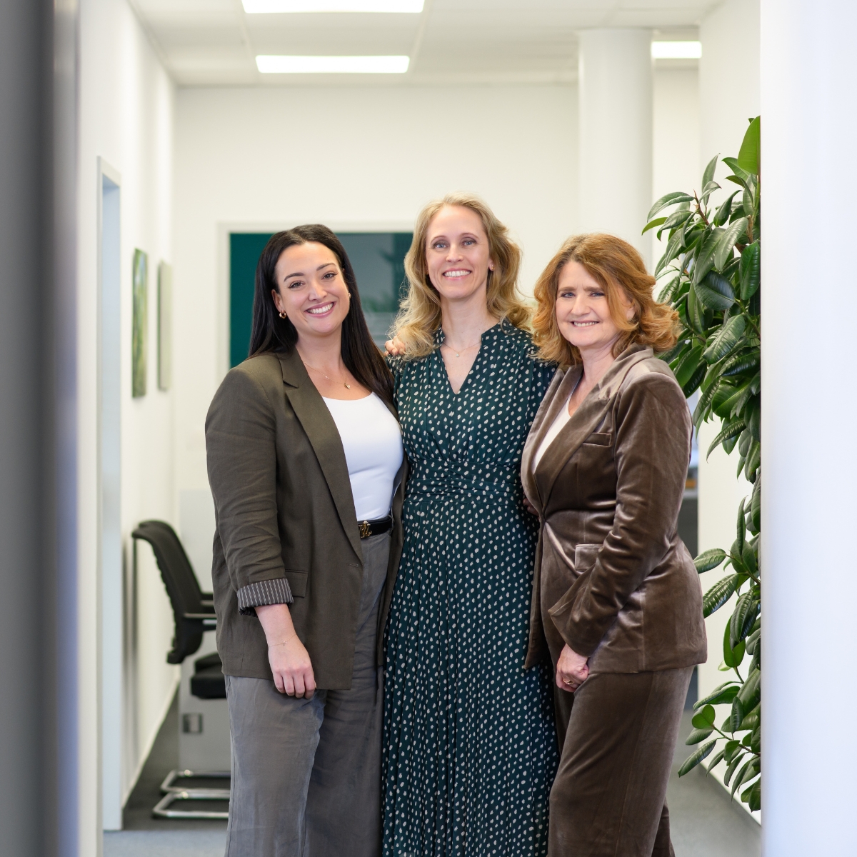 Team von Abacus alpha im Flur.